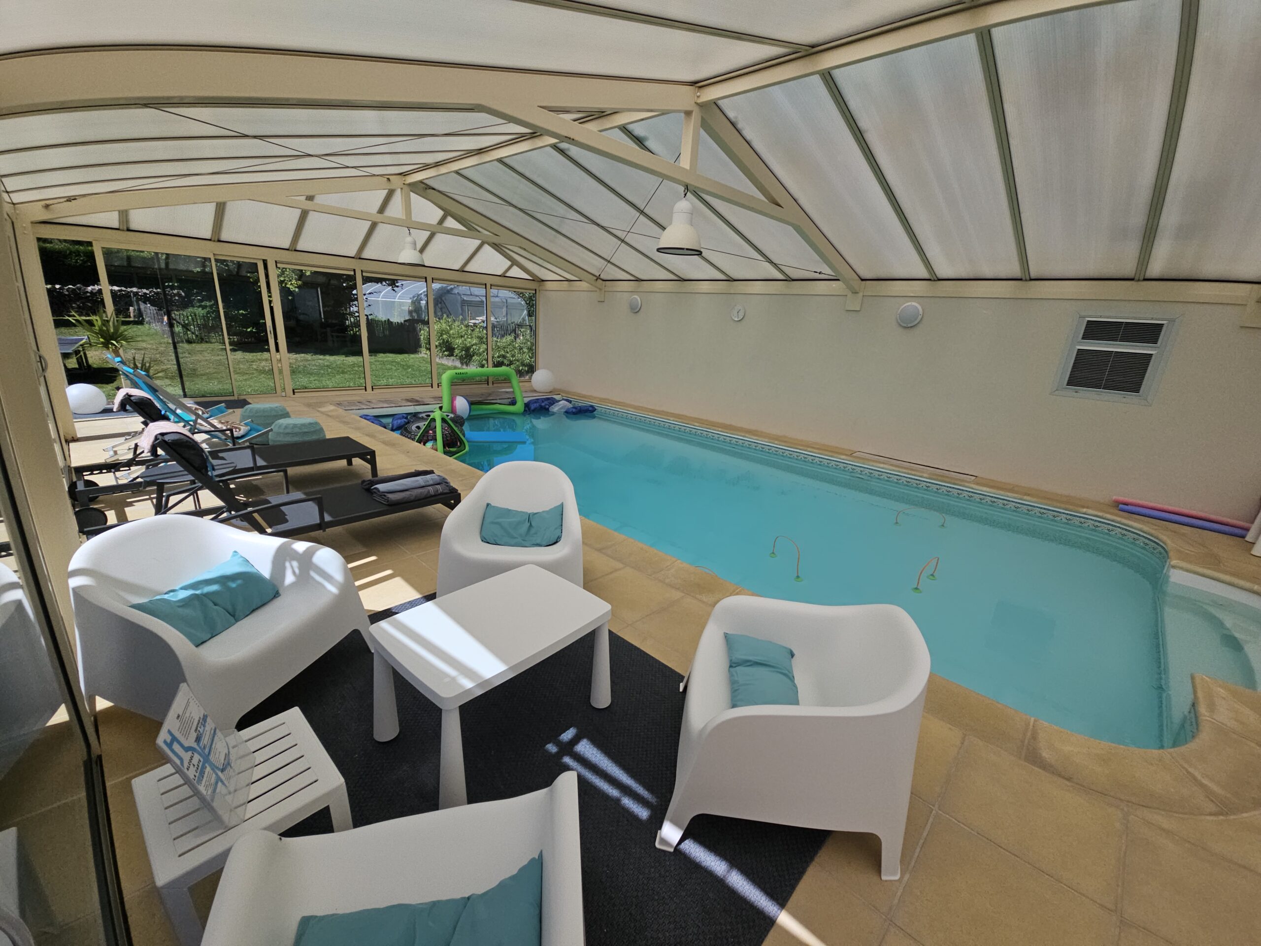 Piscine vue ext&eacute;rieure